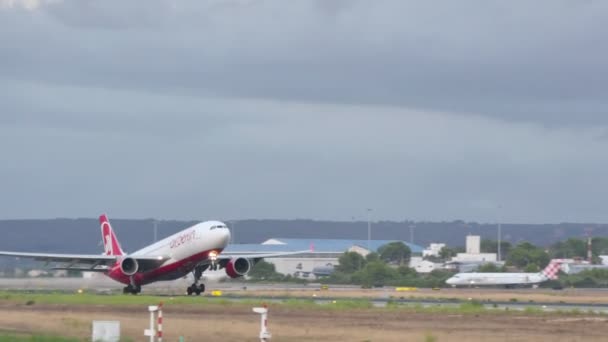 PALMA DE MALLORCA, ISLAS BALEARES, ESPAÑA. SON SANT JOAN AIRPORT TRAFFIC EN VERANO DE 2015. Aeropuerto de Palma de Mallorca es el aeropuerto más concurrido en el tráfico de pasajeros en el sur de Europa, España en agosto 7, 2015 — Vídeos de Stock