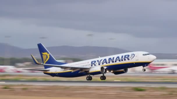 Palma de Mallorca, Balearen, Spanje. Son Sant Joan luchthaven verkeer in de zomer 2015. Palma de Mallorca Airport is de drukste luchthaven in het passagiersvervoer in Zuid-Europa, Spanje op 7 augustus 2015 — Stockvideo