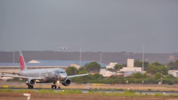 PALMA DE MALLORCA, ISLAS BALEARES, ESPAÑA. SON SANT JOAN AIRPORT TRAFFIC EN VERANO DE 2015. Aeropuerto de Palma de Mallorca es el aeropuerto más concurrido en el tráfico de pasajeros en el sur de Europa, España en agosto 7, 2015 — Vídeo de stock