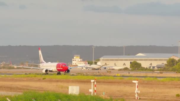 Palma de Mallorca, Baleáry, Španělsko Letiště Son Sant Joan v létě 2015. Letiště Palma de Mallorca je nejrušnějším letištěm v osobní dopravě v jižní Evropě, ve Španělsku 7. srpna 2015
