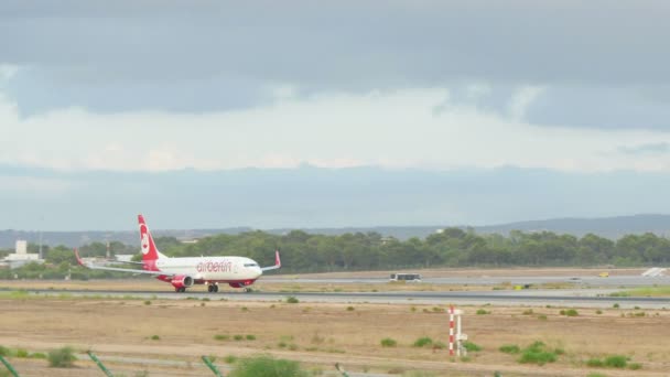 PALMA DE MALLORCA, BALEARIC ISLANDS, ESPANJA. SON SANT JOAN AIRPORT TRAFFIC SUMMER 2015: ssä. Palma de Mallorcan lentokenttä on vilkkain lentokenttä matkustajaliikenteessä Etelä-Euroopassa, Espanjassa 7. elokuuta 2015 — kuvapankkivideo
