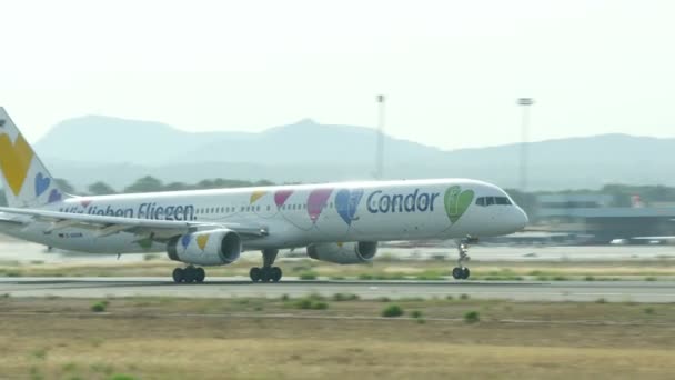 Palma de Maiorca, Ilhas Baleares, Espanha. SON SANT JOAN AIRPORT TRAFFIC IN SUMMER 2015 (em inglês). Aeroporto de Palma de Maiorca é o aeroporto mais movimentado no tráfego de passageiros no sul da Europa, Espanha em agosto 7, 2015 — Vídeo de Stock