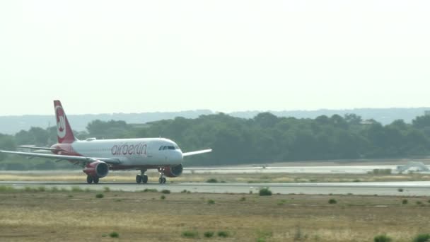 Πάλμα ντε Μαγιόρκα, Βαλεαρίδες Νήσοι, Ισπανία. Ο γιος Sant Joan αεροδρόμιο κυκλοφορία το καλοκαίρι 2015. Το αεροδρόμιο Πάλμα ντε Μαγιόρκα είναι το πιο πολυσύχναστο αεροδρόμιο της μεταφοράς επιβατών στη Νότια Ευρώπη, στην Ισπανία στις 7 Αυγούστου 2015 — Αρχείο Βίντεο