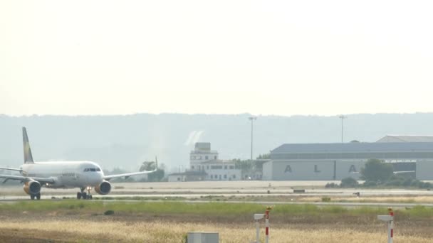 Palma de Mallorca, Balearen, Spanje. Son Sant Joan luchthaven verkeer in de zomer 2015. Palma de Mallorca Airport is de drukste luchthaven in het passagiersvervoer in Zuid-Europa, Spanje op 7 augustus 2015 — Stockvideo