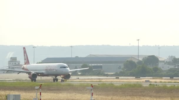 PALMA DE MALLORCA, BALEARIC ISLANDS, SPAIN. SON SANT JOAN AIRPORT TRAFFIC IN SUMMER 2015. Palma de Mallorca airport is the busiest airport in passenger traffic in southern Europe, Spain on August 7, 2015 — Stock Video