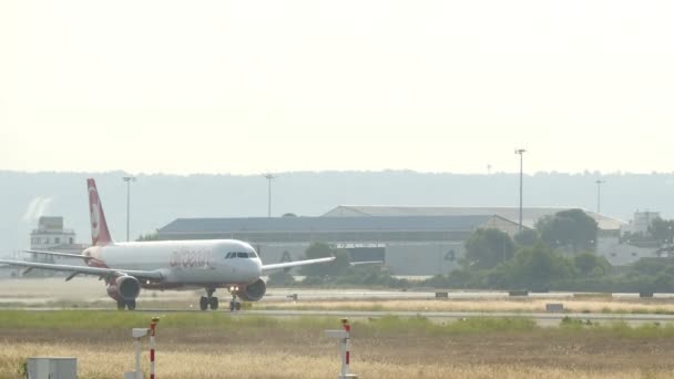 Palma De Mallorca, Balear Adaları, İspanya. Yaz 2015 yılında Son Sant Joan Havaalanı Trafiği. Palma de Mallorca havaalanı güney Avrupa'da yolcu trafiğinin en işlek havaalanı, Ağustos İspanya 7, 2015 — Stok video