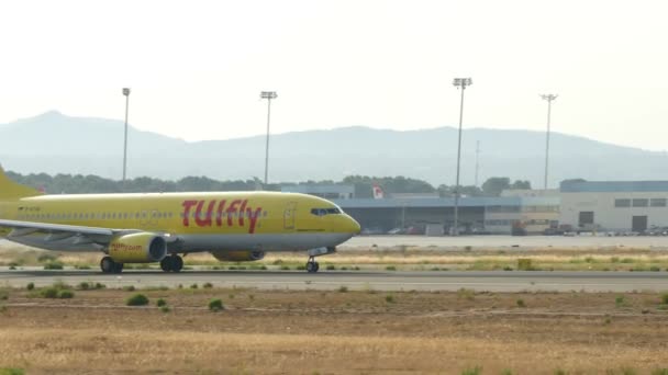 PALMA DE MALLORCA, BALEARIC ISLANDS, ESPANJA. SON SANT JOAN AIRPORT TRAFFIC SUMMER 2015: ssä. Palma de Mallorcan lentokenttä on vilkkain lentokenttä matkustajaliikenteessä Etelä-Euroopassa, Espanjassa 7. elokuuta 2015 — kuvapankkivideo