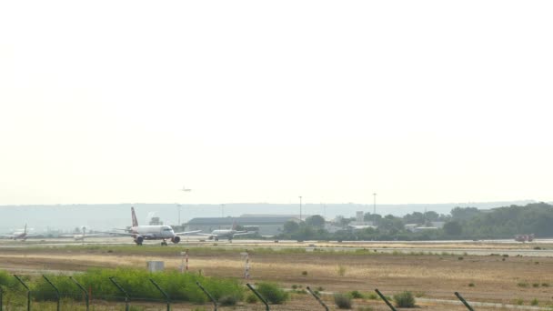 PALMA DE MALLORCA, ISLAS BALEARES, ESPAÑA. SON SANT JOAN AIRPORT TRAFFIC EN VERANO DE 2015. Aeropuerto de Palma de Mallorca es el aeropuerto más concurrido en el tráfico de pasajeros en el sur de Europa, España en agosto 7, 2015 — Vídeo de stock