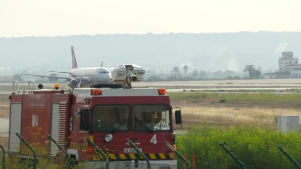 ПАЛЬМА-ДЕ-МАЛЬОРКА, БАЛЕАРСКИЕ ОСТРОВА, ИСПАНИЯ. SON SANT JOAN AIRPORT TRAFFIC летом 2015 года. Аэропорт Пальма де Майорка - самый загруженный аэропорт в пассажирских перевозках в Южной Европе, Испания на 7 августа 2015 г. — стоковое видео