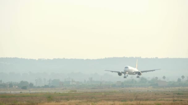 Palma de Maiorca, Ilhas Baleares, Espanha. SON SANT JOAN AIRPORT TRAFFIC IN SUMMER 2015 (em inglês). Aeroporto de Palma de Maiorca é o aeroporto mais movimentado no tráfego de passageiros no sul da Europa, Espanha em agosto 7, 2015 — Vídeo de Stock