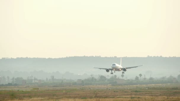 Palma de Mallorca, Balearen, Spanje. Son Sant Joan luchthaven verkeer in de zomer 2015. Palma de Mallorca Airport is de drukste luchthaven in het passagiersvervoer in Zuid-Europa, Spanje op 7 augustus 2015 — Stockvideo