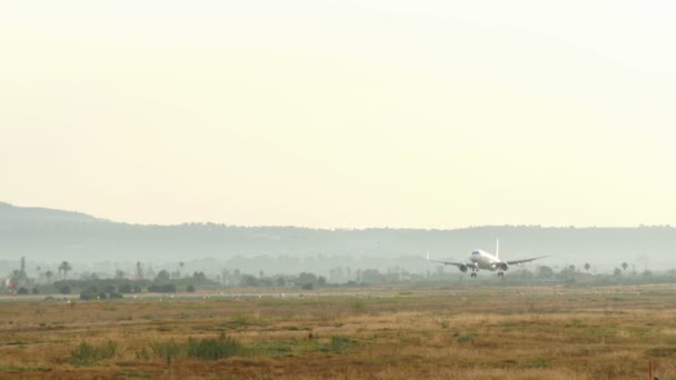 PALMA DE MALLORCA, ISLAS BALEARES, ESPAÑA. SON SANT JOAN AIRPORT TRAFFIC EN VERANO DE 2015. Aeropuerto de Palma de Mallorca es el aeropuerto más concurrido en el tráfico de pasajeros en el sur de Europa, España en agosto 7, 2015 — Vídeos de Stock