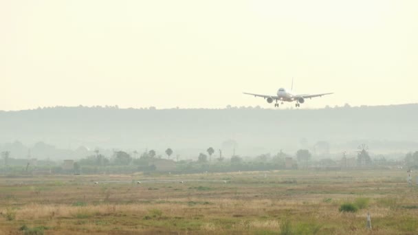 PALMA DE MALLORCA, ÎLES BALÉAIRES, ESPAGNE. SON SANT JOAN AIRPORT TRAFFIC EN ÉTÉ 2015. Aéroport de Palma de Majorque est l'aéroport le plus achalandé dans le trafic de passagers en Europe du Sud, Espagne sur Août 7, 2015 — Video