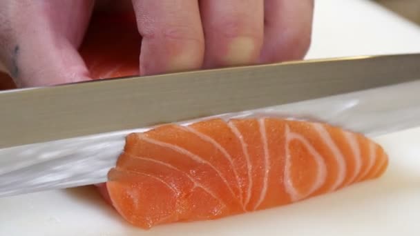 Chef de sushi rebanando un filete de salmón Nigiri Style — Vídeo de stock