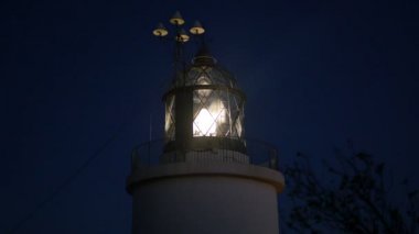 Deniz deniz feneri gece yanıp sönen