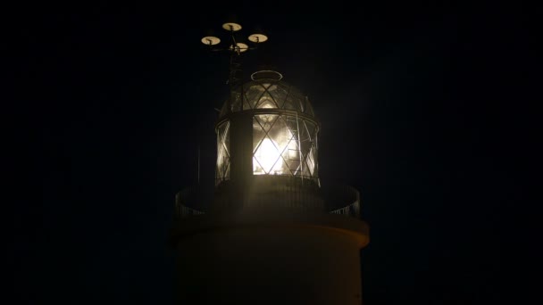 Faro marittimo lampeggiante di notte — Video Stock