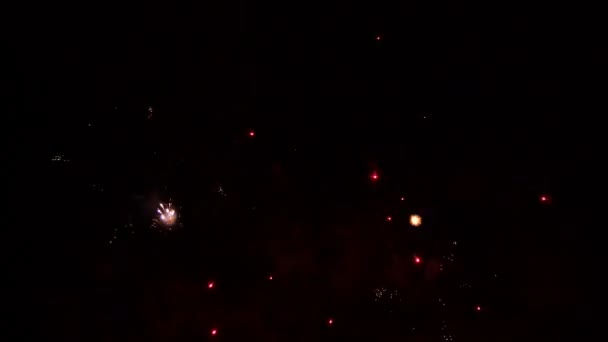 璀璨的烟花火箭在晚上 — 图库视频影像