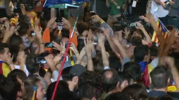 BARCELONA, CATALONIA, ESPANHA. ELEIÇÕES CATALANAS 2015: Secessionistas celebrando a vitória de Junts pel si, Artur Mas partido exigindo liberdade para a Catalunha em Barcelona, Espanha, em 27 de setembro de 2015 — Vídeo de Stock