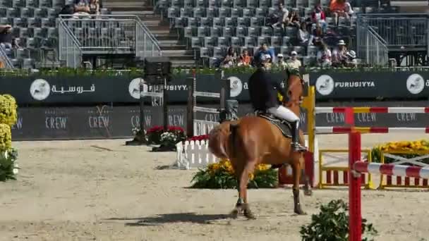 BARCELONA, ESPAÑA. FURUSIYYA FEI NATIONS CUP JUMPING FINAL. Concurso internacional de salto a caballo en el Real Club de Polo de Barcelona, España el 24 de septiembre de 2015 — Vídeo de stock