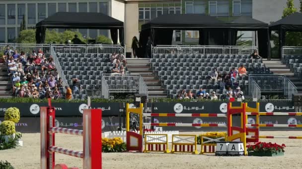 БАРСЕЛОНА, ИСПАНИЯ. FURUSIYA FEI NATIONS CUP JUMPING FINAL. Международные соревнования по прыжкам с лошади в Real Club de Polo de Barcelona, Испания, 24 сентября 2015 года — стоковое видео