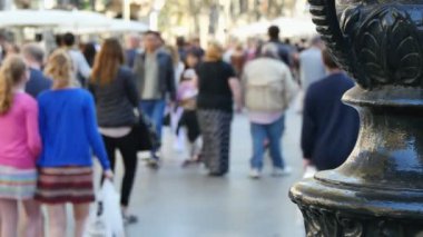 Kalabalık şehir Barcelona şehir merkezinde sonbahar