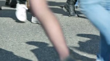 Turistler ayak kalabalık şehir merkezinde Barselona