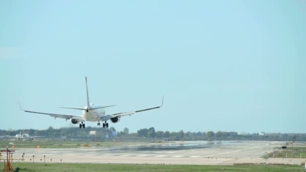 Aterrizaje de aviones comerciales — Vídeo de stock