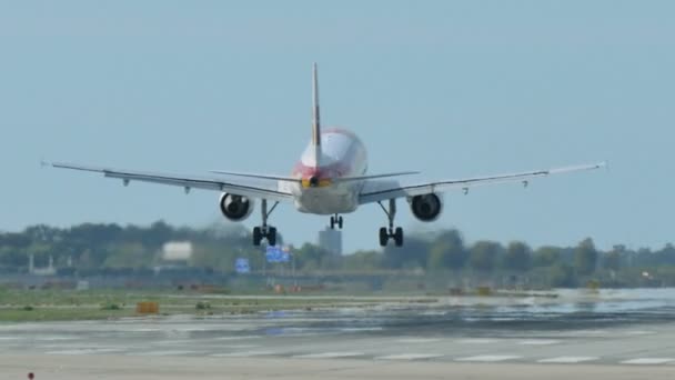 イベリア航空のジェット機が着陸に近づいて — ストック動画