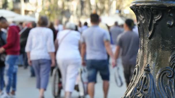 BARCELONA, CATALONIA, ESPAÑA. RAMBLES DE LES FLORS 2015: Multitud de turistas comprando y visitando el centro de Barcelona, España en Octubre 28, 2015 — Vídeo de stock