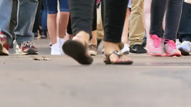 Las Ramblas Caddesi'nde turistler ayak kalabalık — Stok video