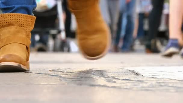 Sonbaharda Las Ramblas Caddesi'nde kalabalık Feet — Stok video