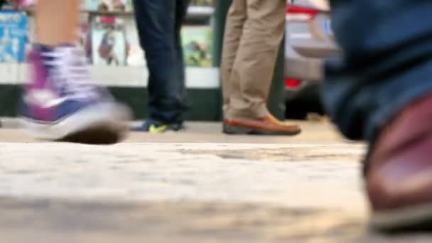Řadu lidí metrů chůze na ulici — Stock video