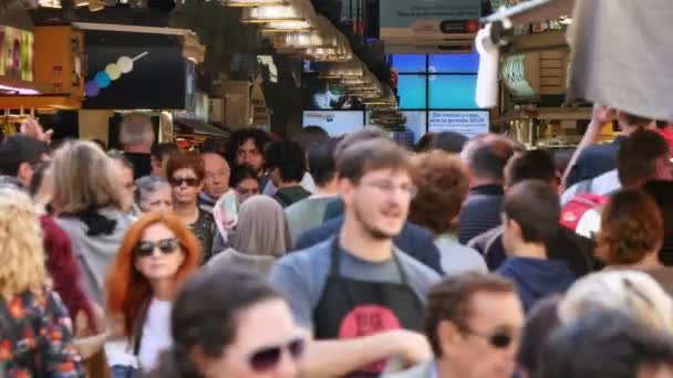 BARCELONA, CATALONIA, SPAIN. LA BOQUERIA MARKET CROWDED 2015. Crowds of tourists shopping and visiting the Mercat de la Boqueria in Barcelona, Spain on October 28, 2015 — Stock Video