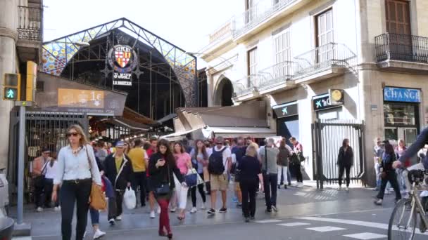 BARCELONA, CATALONIA, SPAIN. LA BOQUERIA MARKET CROWDED 2015. Crowds of tourists shopping and visiting the Mercat de la Boqueria in Barcelona, Spain on October 28, 2015 — Stock Video