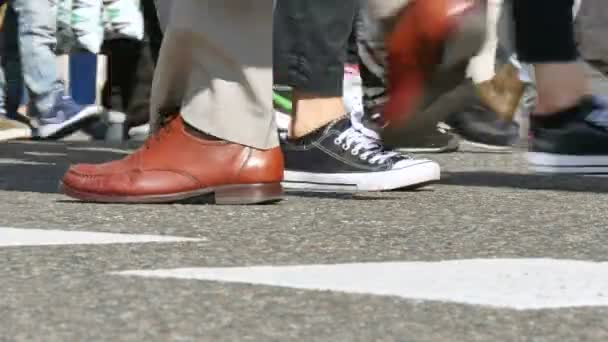 Overvolle voeten oversteken van de straat — Stockvideo