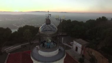 Deniz feneri hava ateş görünümü gün batımında