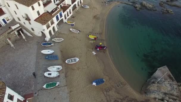 Śródziemnomorskiej wiosce rybackiej pionowe wysokiej antenowe strzelać — Wideo stockowe