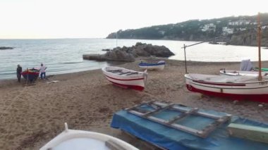 Calella De Palafrugell, Girona, İspanya. Les Voltes 2015. Kumsalda sonbaharda döşeme klasik retro ahşap balıkçı tekneleri. Girona, İspanya üzerinde 15 Kasım 2015