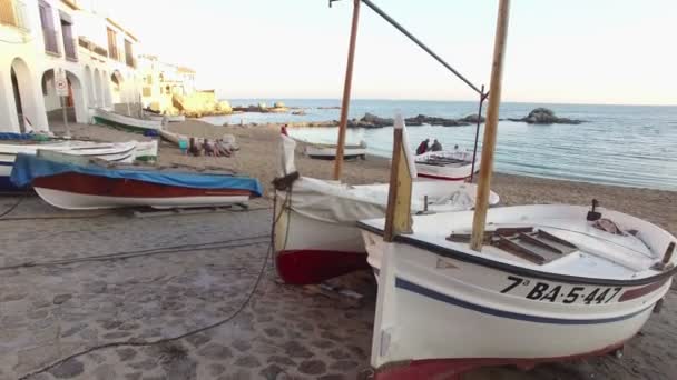 Calella De Palafrugell, Girona, Katalonien. Les Voltes 2015. Klassisk retro trä fiskebåtar om på sanden under hösten. Girona, Spanien den 15 November 2015 — Stockvideo