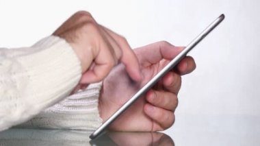 Genç çocuk bir Tablet bilgisayar tarama