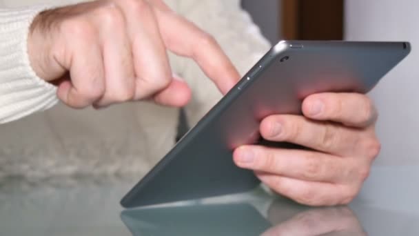 Mladé dospělé muže surfování Internet s jeho Tablet