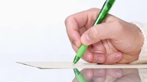 Junger Mann schreibt von Hand mit Stift — Stockvideo