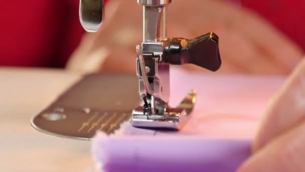 Швея шьет одежду своей швейной машинкой — стоковое видео