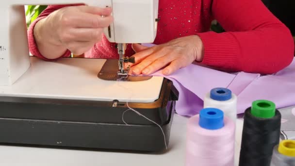 Roupas de costura de alfaiate com sua máquina de costura — Vídeo de Stock