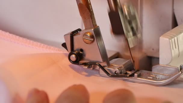 Μοδίστρα ράβει ρούχα με την μηχανή κλειδαριά πάνω από — Αρχείο Βίντεο