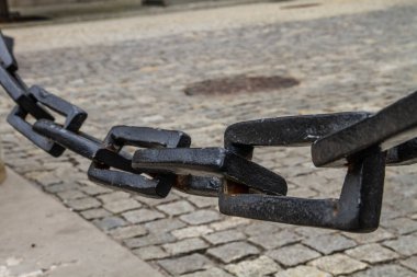 Kaldırımın arkasında büyük siyah bir zincir var...