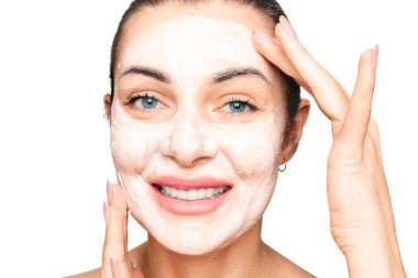 Yüzünde beyaz maske olan bir kız. Ellerini yüzüne koy..