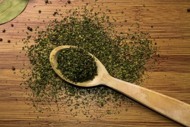 Ahşap bir arka planda ahşap bir kaşıkta yer kestanesi. Yiyecek mevsimleri..