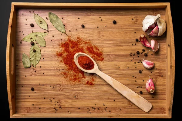 Ground Chilli Char Spoon Wooden Background Tray View Garlic Bay — Stock Photo, Image