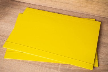 İki sarı A4 klasörü. Fotoğrafı. İç kısımda. Metin ya da resim için. (Meyvelerin) Meyveleri sarkmış halde,.